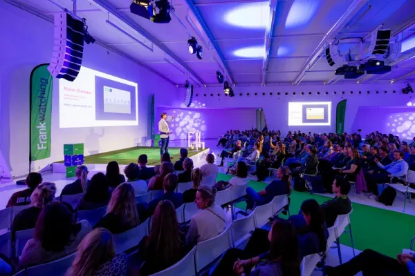 Daniel Verloop met publiek tijdens AI masterclass bij Frankwatching